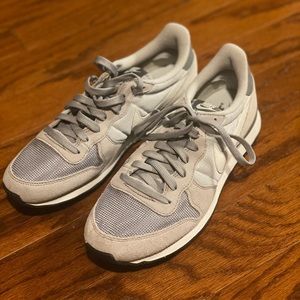 Nike sneakers (US 11)